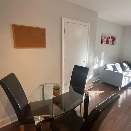 Bright Spacious Apartment *